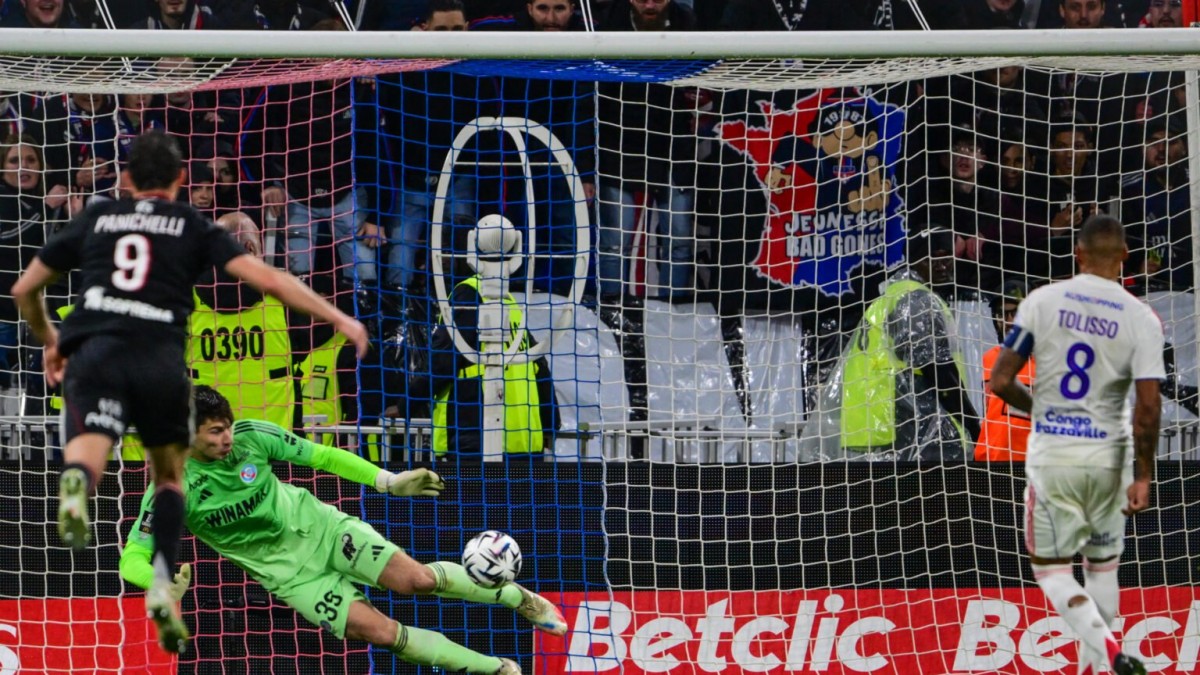 Болельщики «Челси» ждут Майка Пендерса после того, что он сделал против «Лиона» Болельщики «Челси» ждут Майка Пендерса после того, что он сделал против «Лиона»