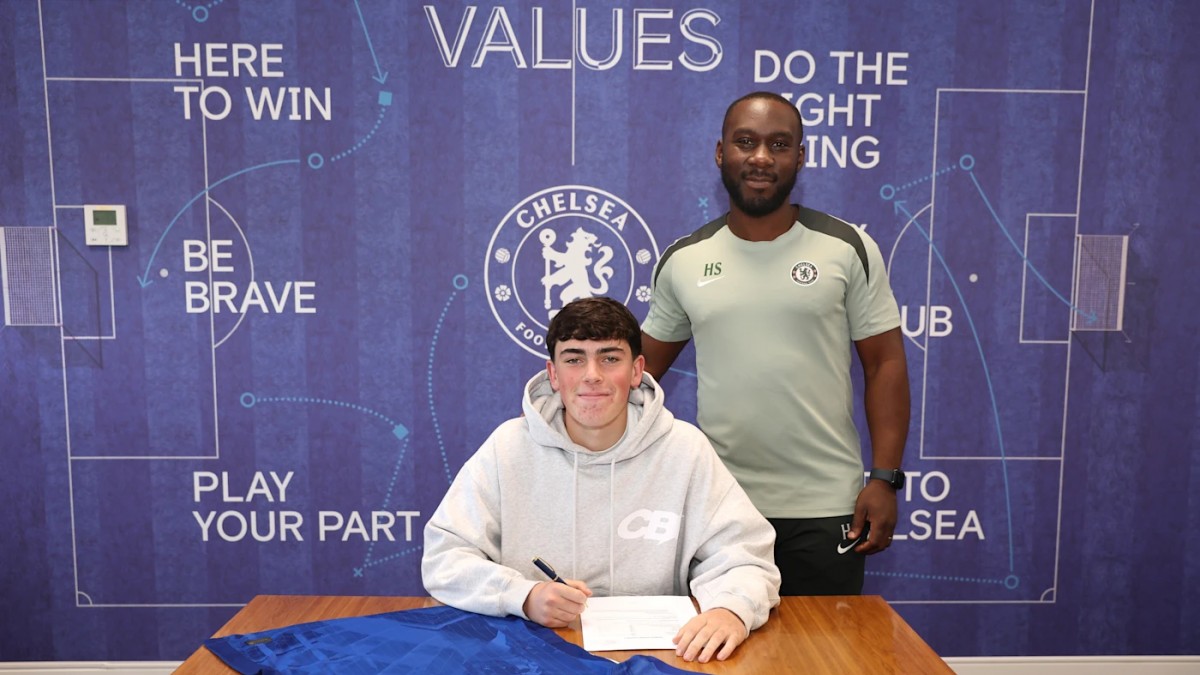 «Челси» подписал контракт с атакующим футболистом