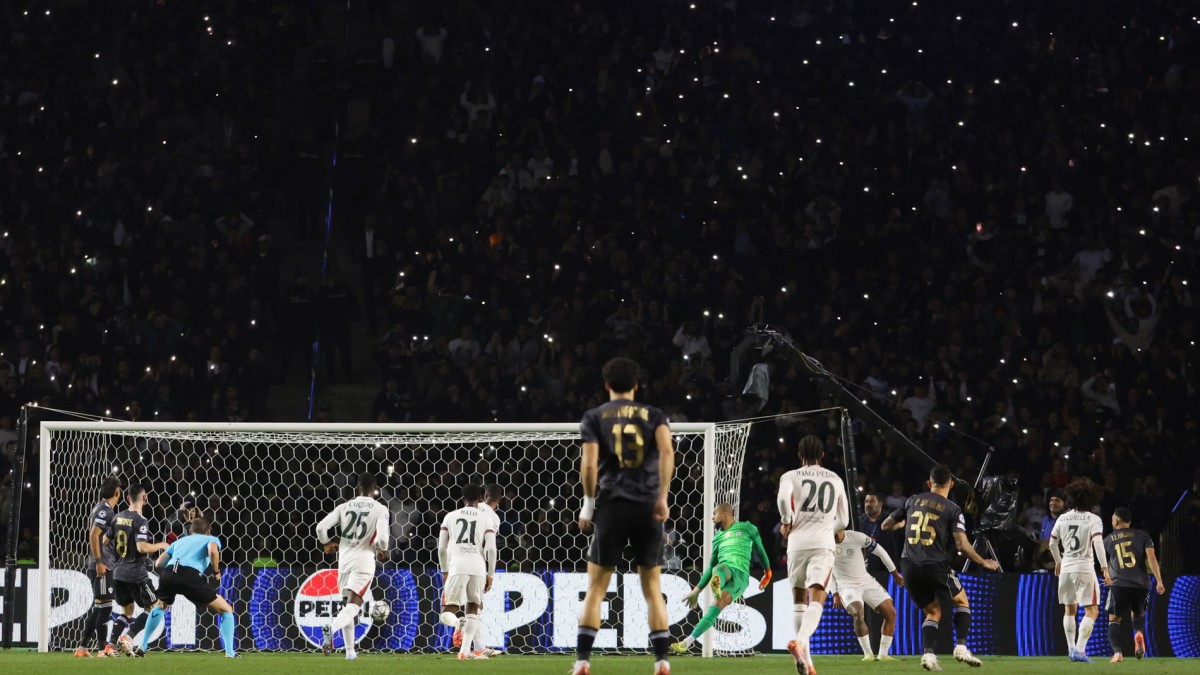 «Просто выбей его на трибуны!»: Джо Коул раскритиковал Йоррела Хато за пропущенные голы