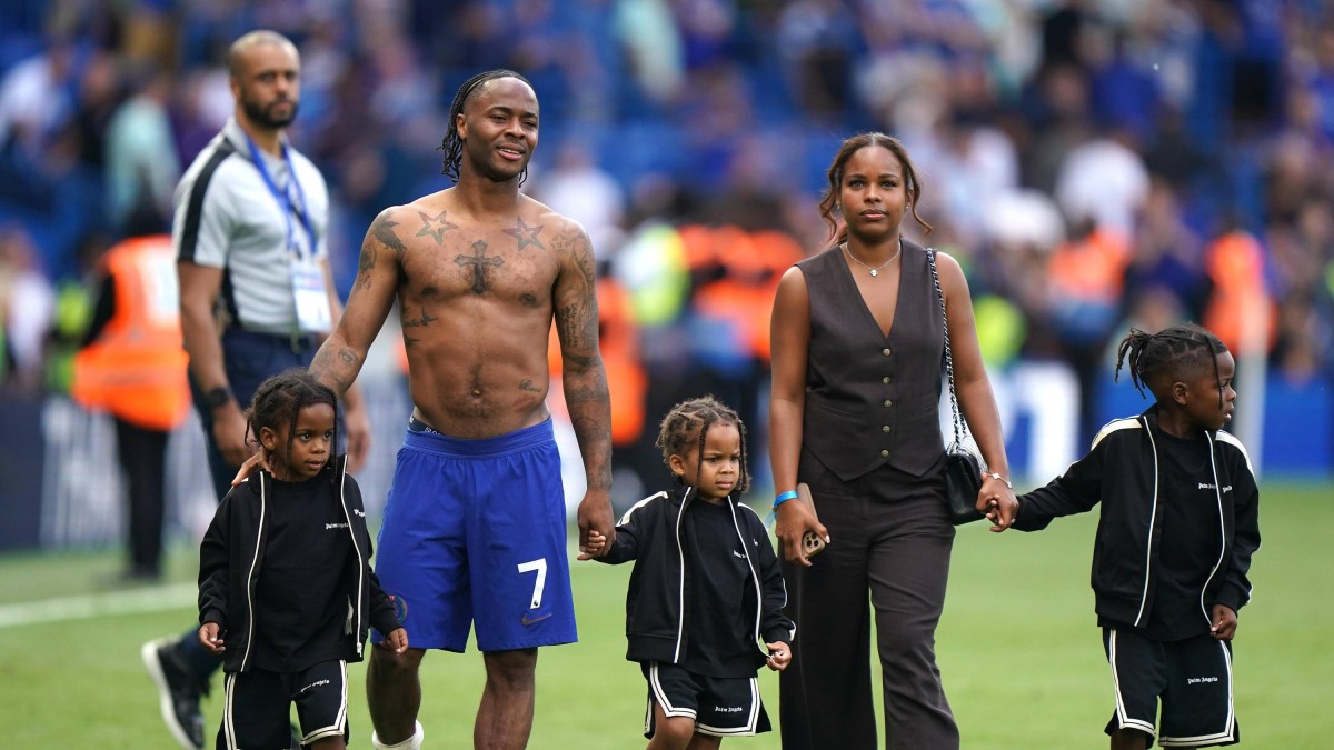 Стерлинг, отстраненный Мареской, работает с детьми