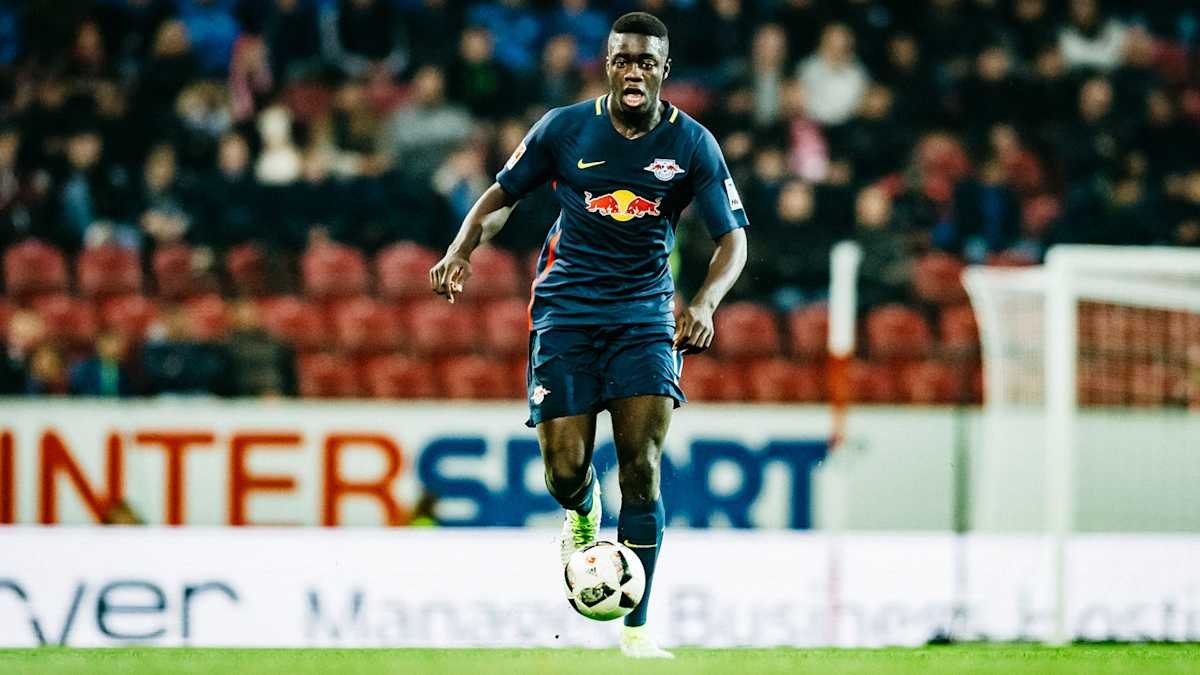 «Я очень счастлив»: Упамекано ответил «Челси» и «Ливерпулю» на интерес