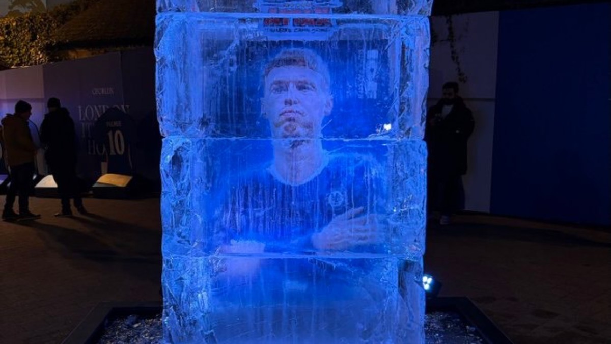 Фанат «Челси» установили скульптуру Коула Палмера перед матчем с «Барселоной»