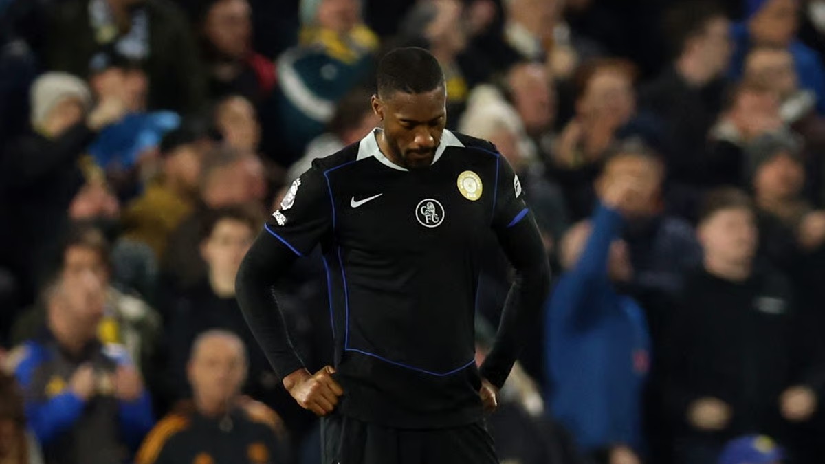 «Лидс» троллит «Челси», сравнивая ошибки Менди и Тосина Адарабиойо