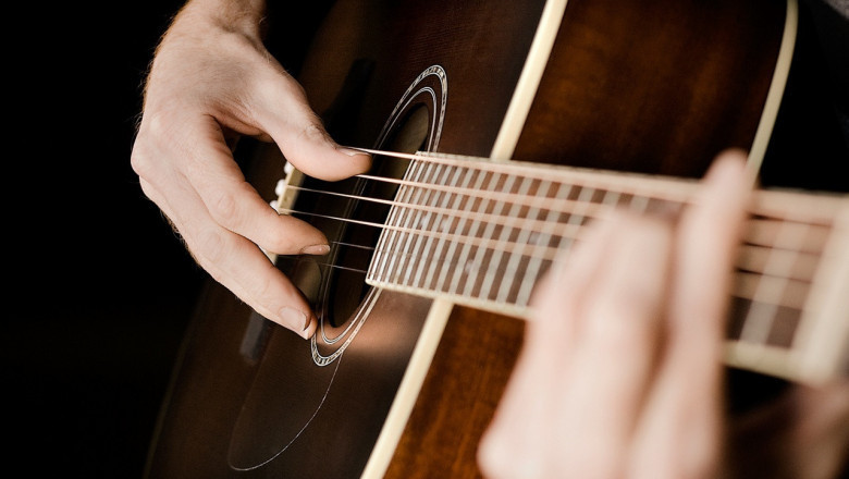 Преимущества игры на гитаре: как это может улучшить вашу жизнь