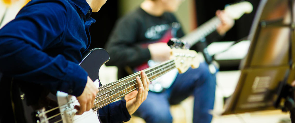 Какие навыки можно получить в школе бас гитары