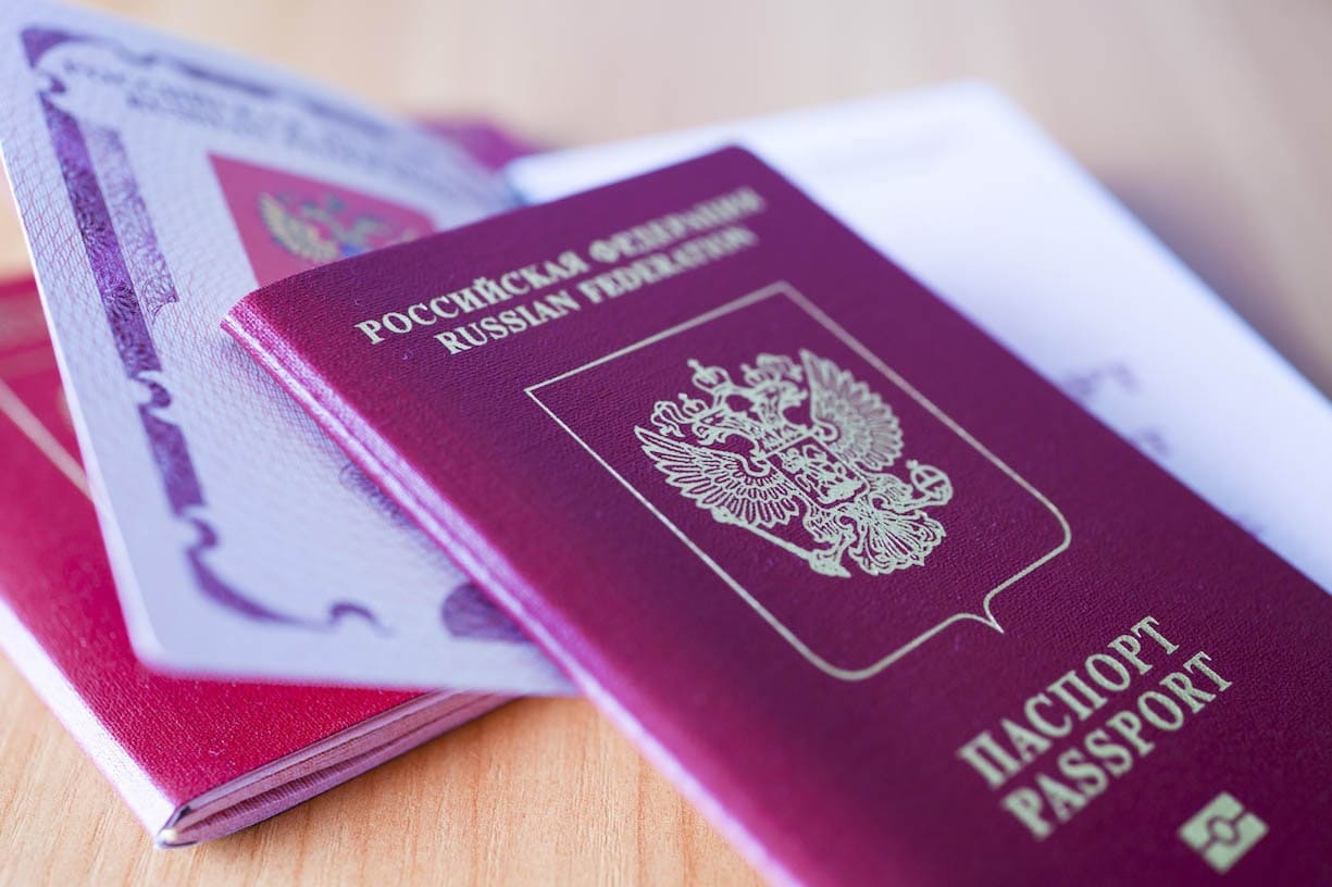 Как проверить подлинность загранпаспорта Срочное изготовление загранпаспорта: как убедиться в том, что документ не поддельный